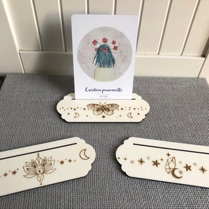 Support carte tarot ou oracle en bois gravé
