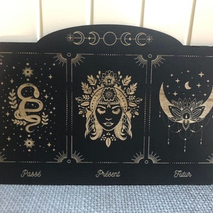 Support, planche, plateau tirage cartes tarot ou oracle en bois peint en noir et gravé, Serpent, Déesse et fleurs, Lune et fleur de Lotus