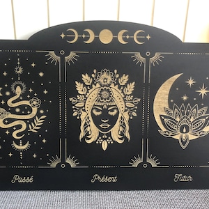 Support, planche, plateau tirage cartes tarot ou oracle en bois peint en noir et gravé, Serpent, Déesse, Lune et fleur de Lotus