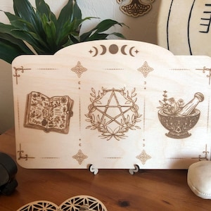Support, planche, plateau tirage cartes tarot ou oracle en bois gravé, Grimoire, pentacle et branches, pilon et mortier avec plantes