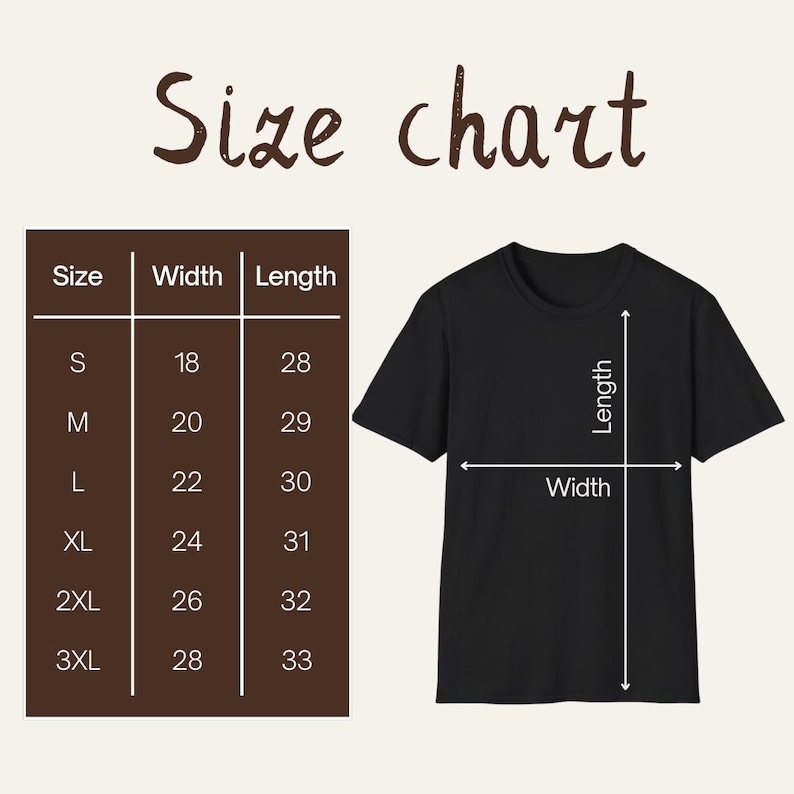 Op de afbeelding: Een maattabel voor een t-shirt met een bruine tabel voor maat, breedte en lengte in inches, naast een zwarte t-shirtgrafiek met witte pijlen die aangeven waar de breedte en lengte moeten worden gemeten voor de maten S tot 3XL.