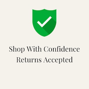 Op de afbeelding: Een groen schildpictogram met een wit vinkje gecentreerd boven de zwarte tekst Shop With Confidence Returns Accepted. Het grafisch ontwerp gebruikt een platte stijl met een eenvoudig, vet schreefloos lettertype voor de tekst.