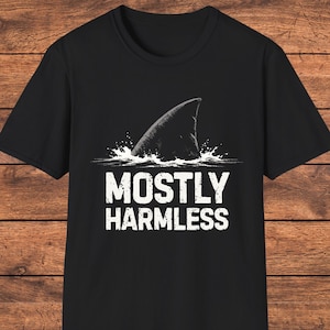 Hai meist harmlos lustiges Shirt, Ozean Grafik T-Shirt, sarkastisches Humor T Shirt, Haifischflossen Design