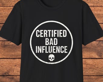 Camiseta "Mala Influencia Certificada", divertida camiseta gráfica, camiseta con cita sarcástica, camiseta humorística para amigos, idea de regalo para fiestas.