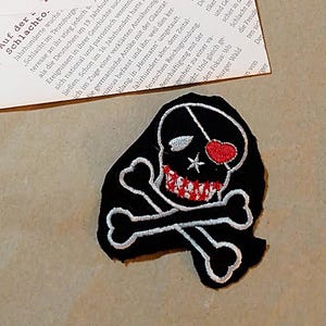 Aufnäher Totenkopf-Skelett mit Stoffrest Bügelbild Herzauge