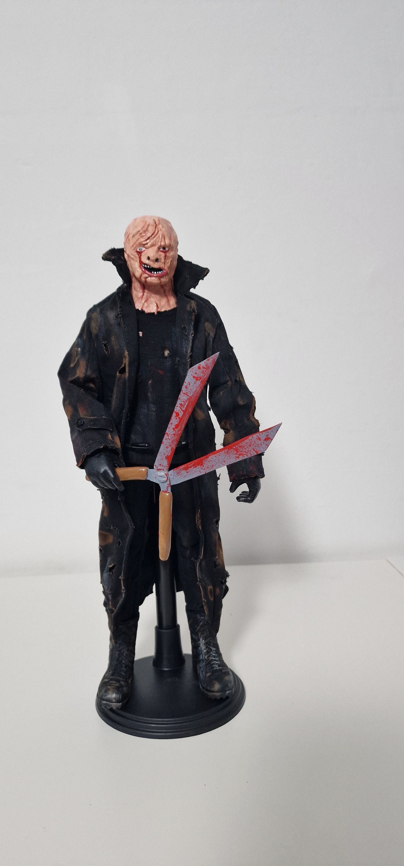 燃え盛るクロプシーのホラーフィギュア 1/6スケール、ハサミとスタンド