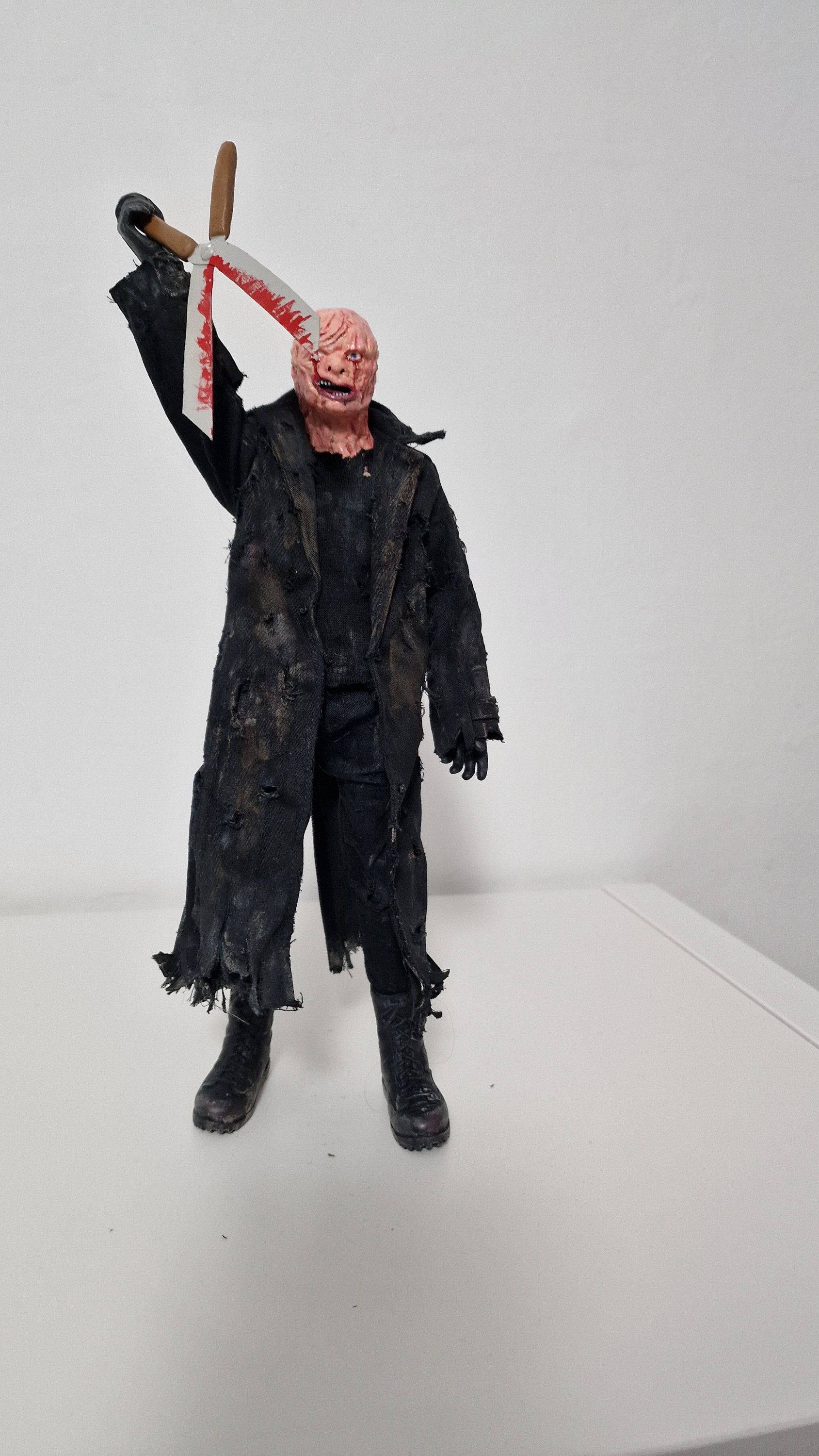 燃え盛るクロプシーのホラーフィギュア 1/6スケール、ハサミとスタンド