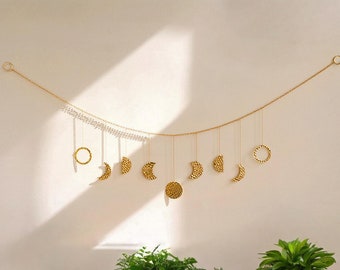 Handgemaakte maanfase muurhangende kunst gehamerd metaal: 51" gouden slinger met 9 manen - Boho maancyclus decor voor thuis
