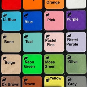 Puede incluir: Una paleta de colores con una variedad de cuadrados de acr&iacute;lico, cada uno etiquetado con un nombre de color. Los colores incluyen rojo, naranja, azul, rosa, verde y m&aacute;s. Los cuadrados est&aacute;n dispuestos en una cuadr&iacute;cula.