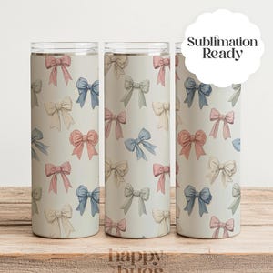 Puede incluir: Tres vasos de acero inoxidable con un diseño listo para sublimación que presenta un patrón de lazos de color rosa pastel, azul y crema sobre un fondo crema claro. El texto "Sublimation Ready" es visible en una forma de nube blanca.
