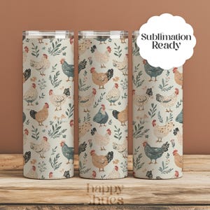 Puede incluir: Tres vasos de sublimación blancos con un patrón de pollos y diseños florales. Los vasos están sobre una superficie de madera. El texto "Sublimation Ready" está en una forma de nube blanca.