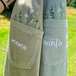 Camiseta con bolsillo de flores silvestres bordadas en colores cómodos con nombre, camiseta con bolsillo de flores, linda camiseta para todos los días, camiseta para mamá, tía, regalo para ella