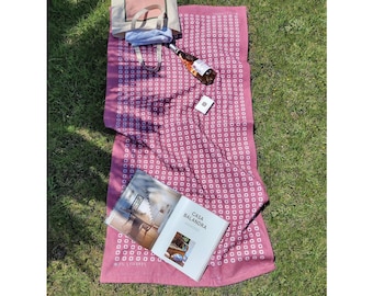 Marokkaanse tegel roze strandlaken, handdoek aan het zwembad