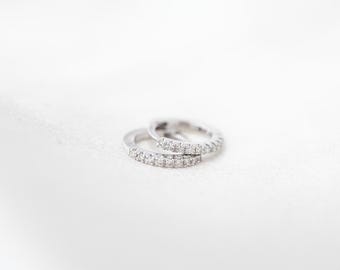 14K Weißgold .58ctw Naturdiamant Huggie J Creolen