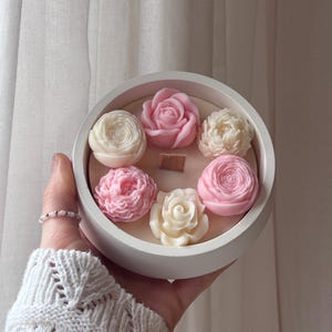 FLORÉA, Blomsterljus, Doftljus i keramisk skål, Sprastrande trävekeljus, Doftljus, Handgjort ljus, Blommor, Rosa, Vitt, Gåva