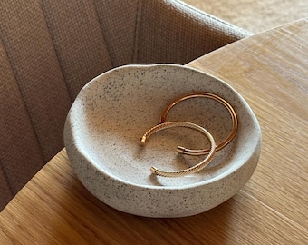 Schmuckschale aus Jesmonite | Ringhalter Schale | Moonstone Deko | Handgemachte Ablageschale | Modernes Wohnaccessoire | Geschenk für Frauen