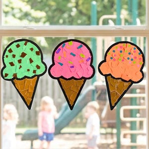 Puede incluir: Tres recortes de conos de helado hechos de piezas de mosaico de papel. El cono izquierdo es verde menta con trozos marrones, el central es rosa con chispas de colores y el derecho es naranja con puntos azules y rosas. Cada uno tiene una base de cono.