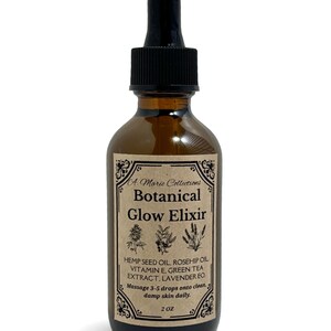 以下が含まれることがあります： 黒いスポイトが付いた茶色のガラス瓶で、「A. Marie Collections Botanical Glow Elixir」とラベルされています。 ラベルには、ヘンプシードオイルやラベンダーEOなどの成分が記載されています。 ボトルには59 mlの製品が入っています。