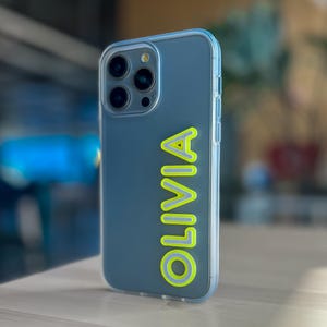 Capa personalizada para iPhone com nome, capa colorida fosca com inicial para iPhone 15 Pro Max, capa 3D com nome personalizado em acrílico para iPhone 15, presentes