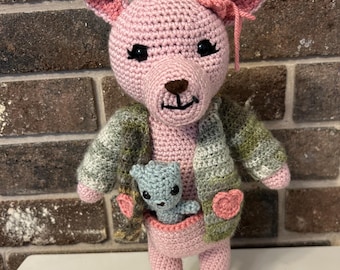 Dorret y Elena las canguros: Muñeca de crochet de la colección Chez Yarn Cafe