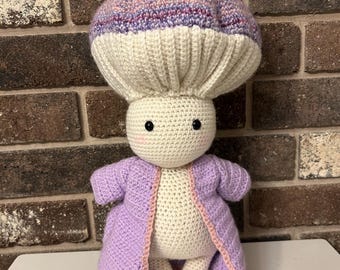 Hongo de té de ensueño: Muñeca de crochet de la colección Chez Yarn Cafe