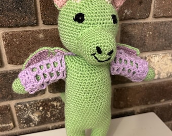 Clover el Dragón: Muñeca de crochet de la colección Chez Yarn Cafe