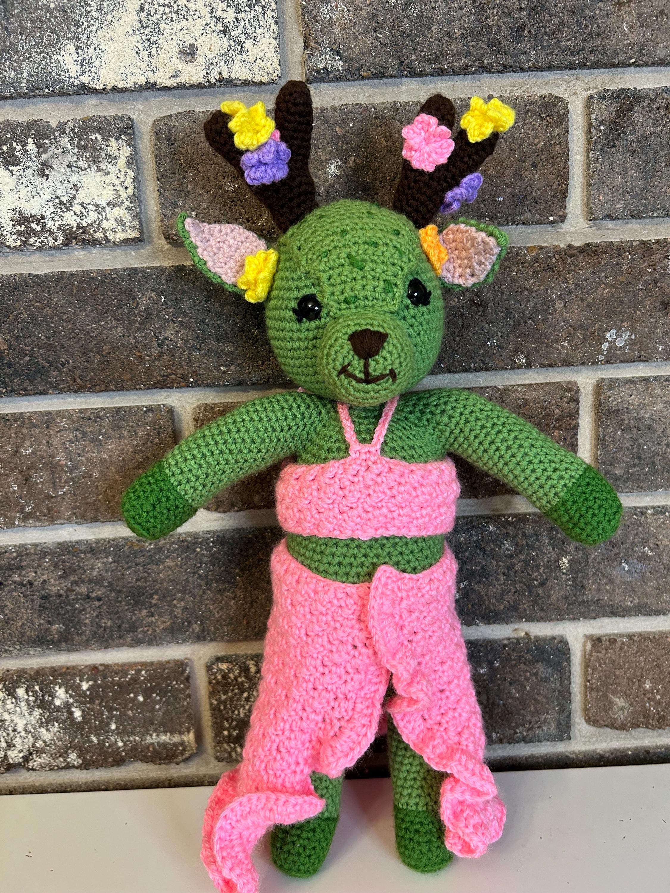 Dawn the Deer: Muñeca de crochet de la colección Chez Yarn Cafe