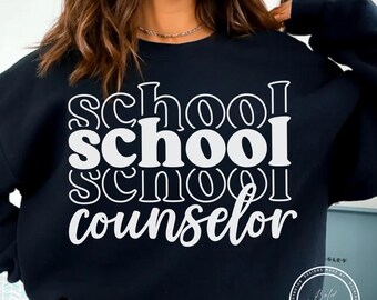 以下が含まれることがあります： 「school school school counselor」の文字が白で重ねて書かれた黒いスウェットシャツ。スウェットシャツは長袖でクルーネックです。右下隅に円形のロゴが見えます。