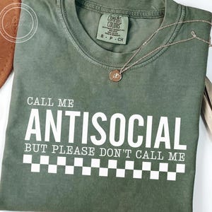 Llámame antisocial, pero por favor no me llames SVG, PNG, sarcástico, antisocial, diseños de camisetas, tablero de ajedrez, damas, diseño de sublimación, Svg