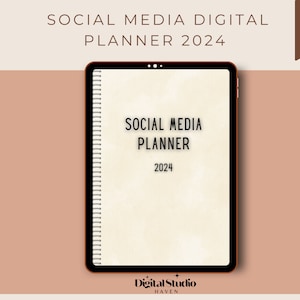 Puede incluir: Un planificador digital para redes sociales, mostrado en la pantalla de una tableta. El planificador tiene un fondo beige con el texto "SOCIAL MEDIA PLANNER 2024" en negro. La tableta tiene un marco negro y una encuadernación en espiral plateada.