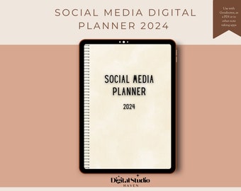 Puede incluir: Un planificador digital para redes sociales, mostrado en la pantalla de una tableta. El planificador tiene un fondo beige con el texto "SOCIAL MEDIA PLANNER 2024" en negro. La tableta tiene un marco negro y una encuadernación en espiral plateada.