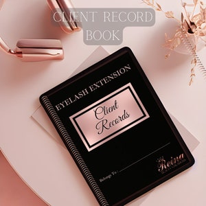 Peut inclure: Un carnet de dossiers clients noir à spirales avec les mots "Eyelash Extension" et "Client Records" dans un cadre rose doré. Le livre contient également le texte "Belongs To:" et le logo Reina Beauty Creations.