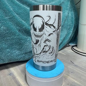 Superhelden Becher, 20 Unzen Laser graviertes Trinkgefäß für Fans, einzigartiges Geschenk für Comic-Liebhaber