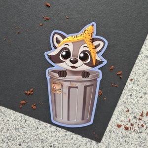 Niedlicher Waschbär in einer Mülltonne Sticker glänzend