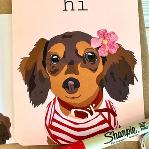 Une carte de voeux bien pensée pour les amis des chiens ou les passionnés de teckel. Fabriqué et conçu à la main par un artiste local.