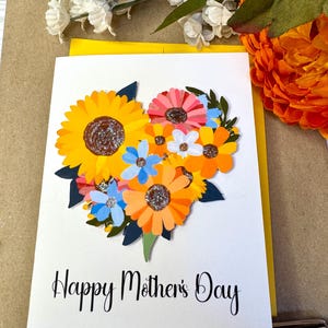 Tarjeta del Día de la Madre: Flores que forman un corazón