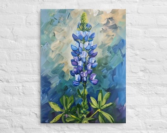 Può includere: Stampa su tela raffigurante un dipinto di un lupino. L'opera d'arte mostra un lupino alto, blu e viola con foglie verdi su uno sfondo di pennellate blu e verdi. Il dipinto è montato su un muro di mattoni bianchi.