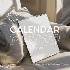 Puede incluir: Una maqueta de calendario blanca con encuadernación en espiral, apoyada sobre una superficie de tela beige. El texto "CALENDAR MOCKUP | PHOTOSHOP |" está escrito en blanco en el calendario.