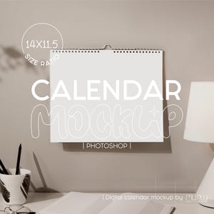 Puede incluir: Una maqueta de calendario blanca con el texto "CALENDAR MOCKUP | PHOTOSHOP |" y "Digital calendar mockup by MuPLY" en una pared beige. El calendario mide 35,56 cm por 29,21 cm.