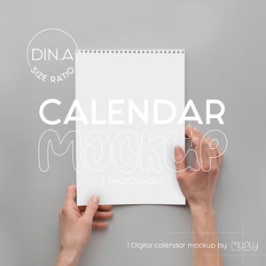Puede incluir: Una maqueta de calendario blanca con encuadernación en espiral. El calendario está sostenido por dos manos sobre un fondo gris. El texto "CALENDAR MOCKUP | PHOTOSHOP |" está impreso en el calendario.