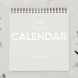 Puede incluir: Un calendario cuadrado con encuadernación en espiral y cubierta gris claro. El texto PSD SMART OBJECT, CALENDAR MOCKUP y PHOTOSHOP está impreso en blanco en la parte frontal. El diseño presenta un formato limpio y profesional para uso digital.