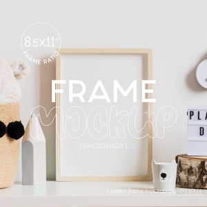 Puede incluir: Un marco de fotos de madera clara con una relación de marco de 8,5x11 pulgadas. El marco está vacío con un centro blanco. El texto en la imagen dice FRAME MOCKUP | PHOTOSHOP. El marco está rodeado por una cesta tejida y un objeto.