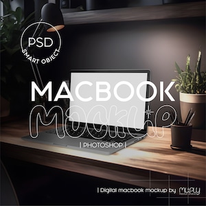 Puede incluir: Un ordenador portátil con pantalla en blanco, con el texto PSD SMART OBJECT, MACBOOK MOCKUP y PHOTOSHOP. El dispositivo está sobre una superficie de madera con una lámpara de escritorio y una planta. El texto Digital macbook mockup by Muply es visible.