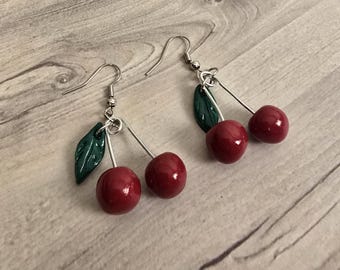 Pendientes colgantes de cereza – Pendientes de fruta de arcilla polimérica hechos a mano – Joyas retro adorables – Accesorio kawaii – Pendientes llamativos y divertidos