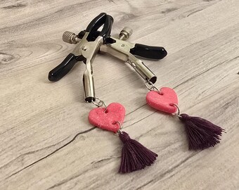 Pinzas para pezones con borlas de corazón – Joyas corporales con dije de corazón rosa – Accesorio BDSM coqueto – Regalo morboso – Dijes de arcilla polimérica hechos a mano