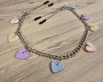 Pinzas para pezones con cadena de corazón pastel – Joyería corporal BDSM ajustable – Accesorio para juegos eróticos – Dijes de arcilla polimérica hechos a mano – Regalo fetichista divertido