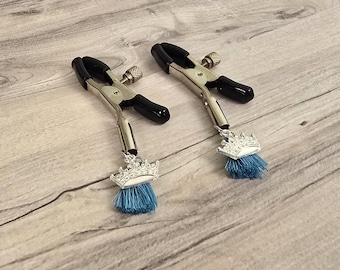 Pinzas para pezones con borlas de corona – Joyería BDSM Princess Kink – Pinzas plateadas ajustables – Accesorio fetiche de la realeza – Regalo de tocador