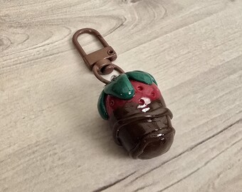Llavero de fresa cubierta de chocolate – Bonito dije de comida – Llavero de fruta de arcilla polimérica hecho a mano – Accesorio de postre kawaii – Un dulce regalo