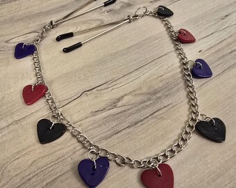 Pinzas para pezones con cadena de corazón gótica – Joyería corporal BDSM negra y roja – Accesorio alternativo para fetiches – Dijes de arcilla polimérica hechos a mano – Regalo fetichista picante