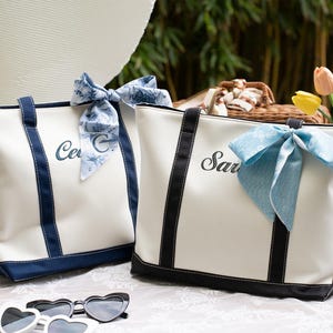 Benutzerdefinierte LOGO Brautjungfer Einkaufstasche, personalisierte Canvas Einkaufstasche, gestickte Strandhandtaschen, Bachelorette Geschenk, Geschenk für sie, Schultasche mit Namen